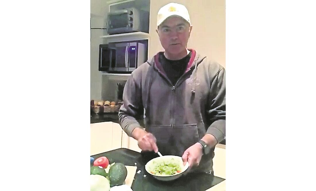 De político a chef. El secretario de Agricultura, José Calzada Rovirosa, grabó un video de minuto y medio enel que prepara el platillo para promover la exposición. (TOMADA DE FACEBOOK)