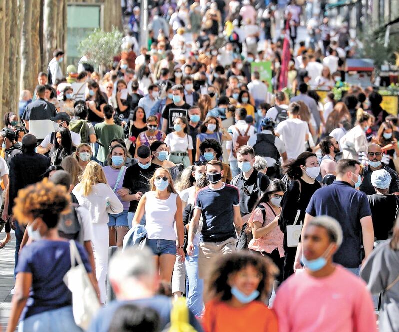 Una multitud, en la avenida de los Campos Elíseos, en París. Foto: LUDOVIC MARIN. AFP