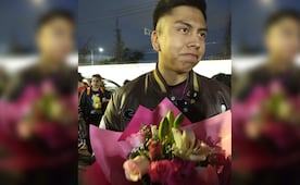 Acompaña a su novia a repetir examen de la UNAM y la espera con flores; "vengo a apoyarla en todo"