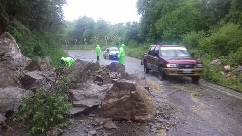 "Earl" provoca deslaves en carreteras de Oaxaca
