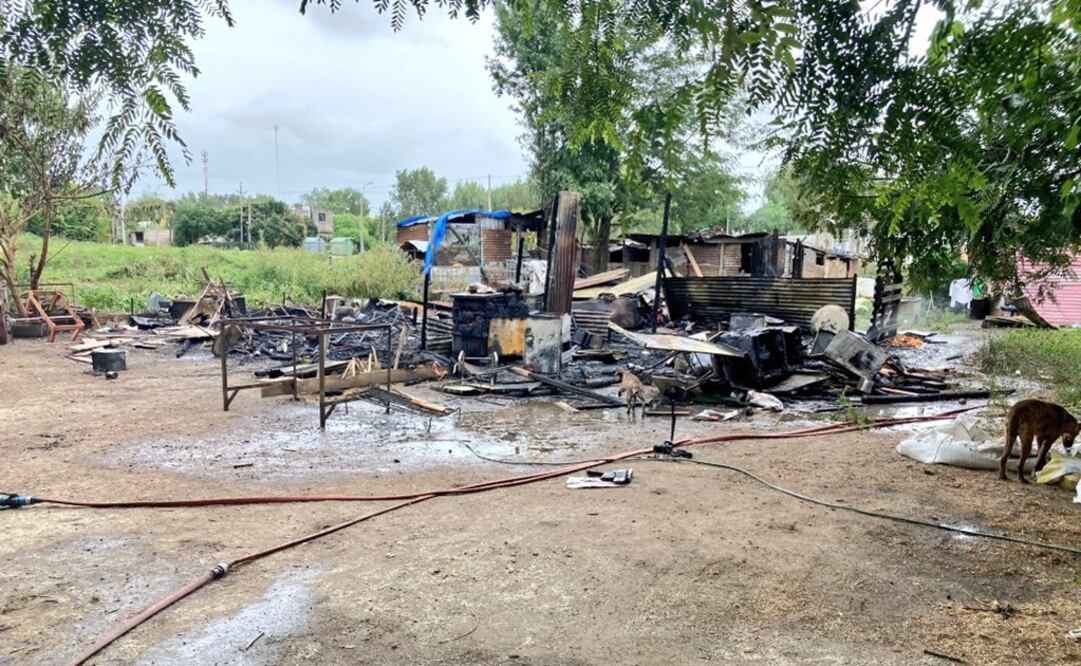 Afectación total en incendio en viviendas de Los Bulevares. Foto: Twitter @DNdeBomberosUy