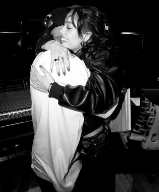 Danna y Santa Fe Klan en el estudio de grabación. Foto: Instagram oficial.