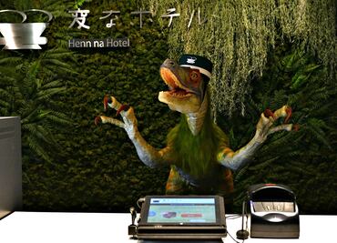 Dinosaurios, recepcionistas del primer hotel de robots