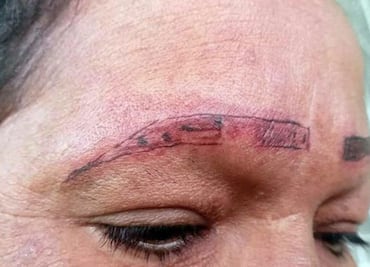 Mujer se queja por tatuaje que la dejó sin cejas