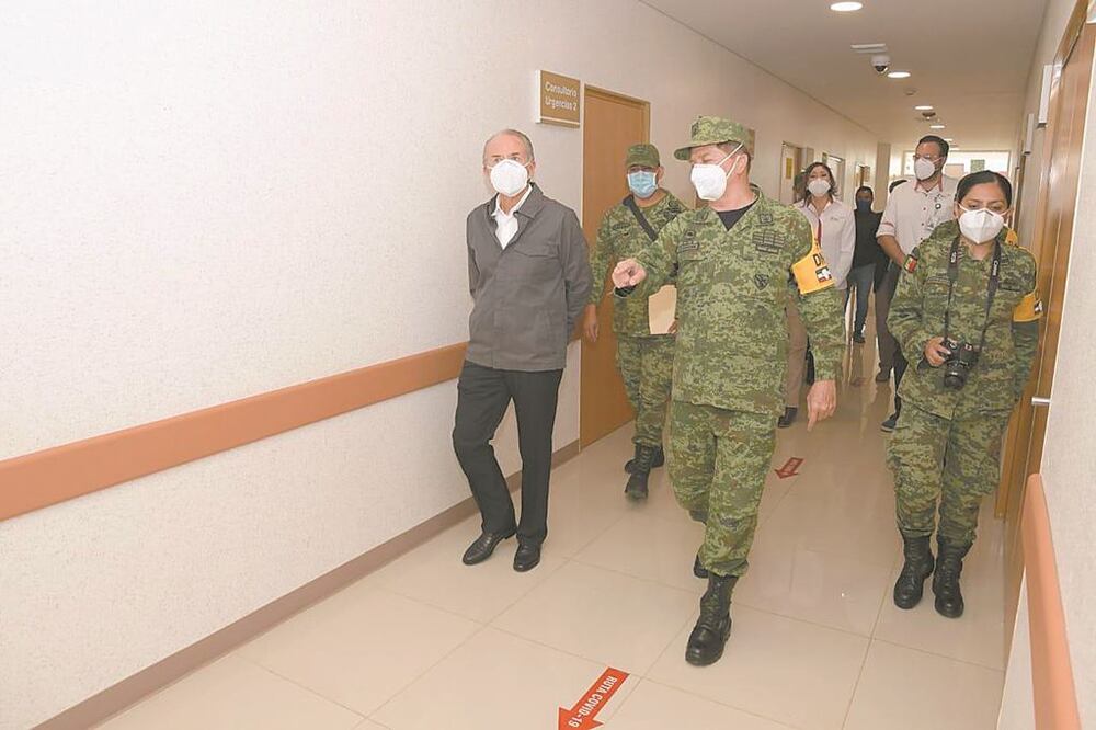 El gobernador Juan Manuel Carreras López hizo un recorrido para conocer las adecuaciones que se realizaron a hospitales para enfrentar la emergencia . 