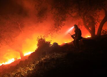 Suman 35 muertos y 100 mil evacuados por incendios en California