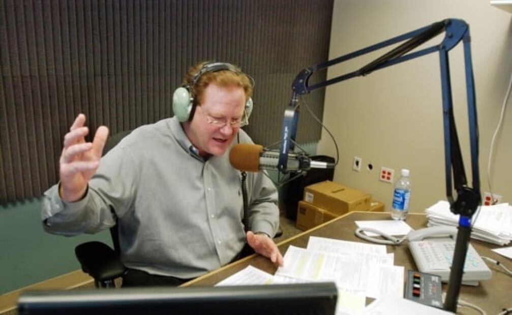 Muere locutor conservador Rush Limbaugh, quien popularizó término "feminazi"