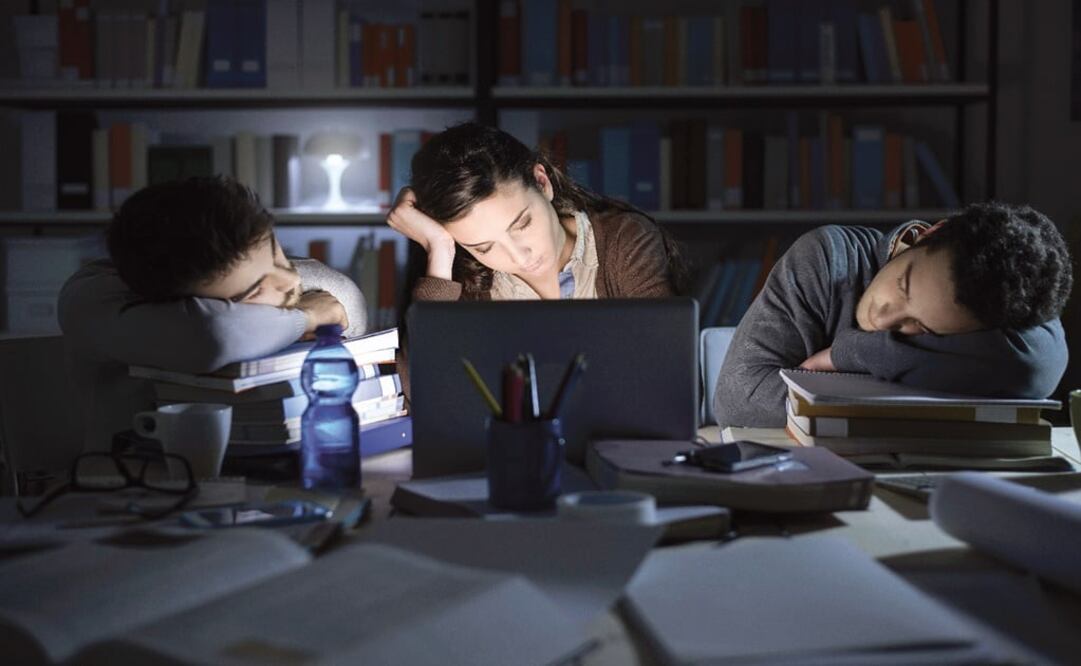 Tired students studying late at night – Photo:  File photo/EL UNIVERSAL