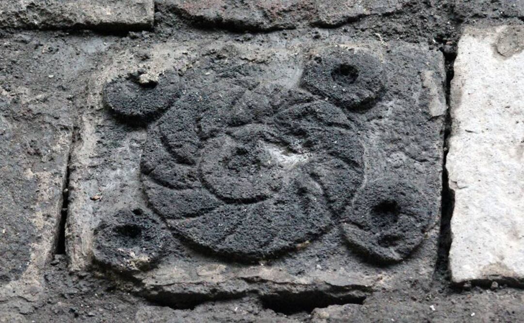 Sobre este suelo se hallaron las imágenes de 10 serpientes, símbolos de la nube, la flor, el día o la fiesta, el dardo y la guerra sagrada. (FOTO: Cynthia Carrillo / EL UNIVERSAL)