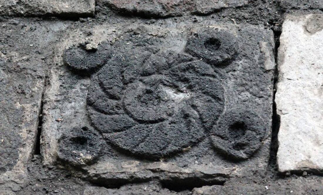 Sobre este suelo se hallaron las imágenes de 10 serpientes, símbolos de la nube, la flor, el día o la fiesta, el dardo y la guerra sagrada. (FOTO: Cynthia Carrillo / EL UNIVERSAL)