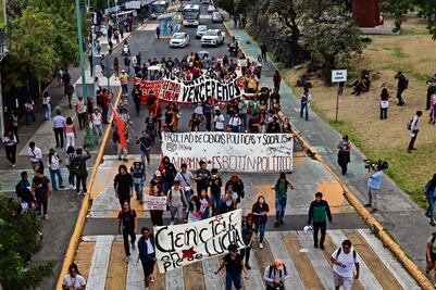  Estudiantes de la UNAM exigen se garanticen becas