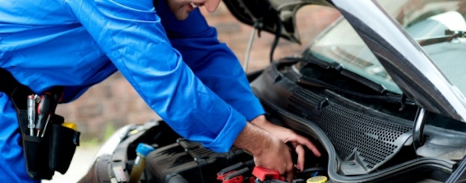 Cinco sencillos pasos para desconectar la batería del auto