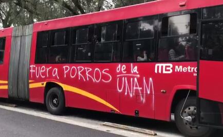 Grafitean dos unidades del Metrobús en la marcha de CU