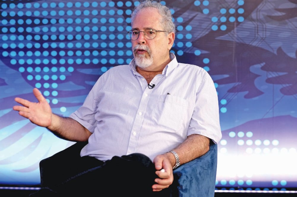 Imanol Ordorika, ex líder del CEU, señala que los porros controlan territorios para establecer la venta de drogas en planteles de la Universidad. Foto: JORGE SERRATOS. EL UNIVERSAL