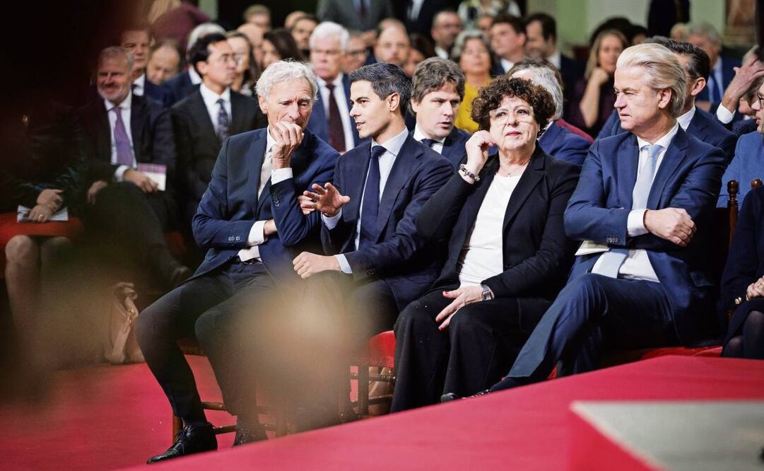 Rob Jetten (segundo de izq. a der.), del partido D66, y Geert Wilders (der.), del PVV (Partido por la Libertad), en la Grote Kerk (Gran Iglesia) de La Haya. Foto: Koen Van Weel / EFE