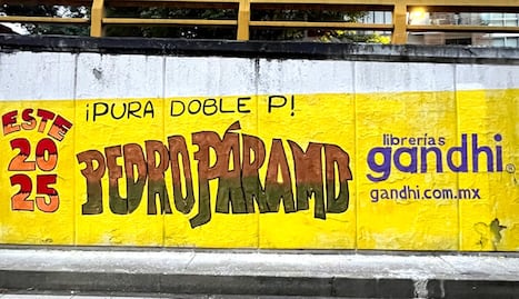 Librerías Gandhi lanza campaña con anuncios callejeros; fusiona nombres de cantantes con libros icónicos