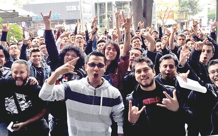 Fans de Metallica “marchan” en el Polyforum