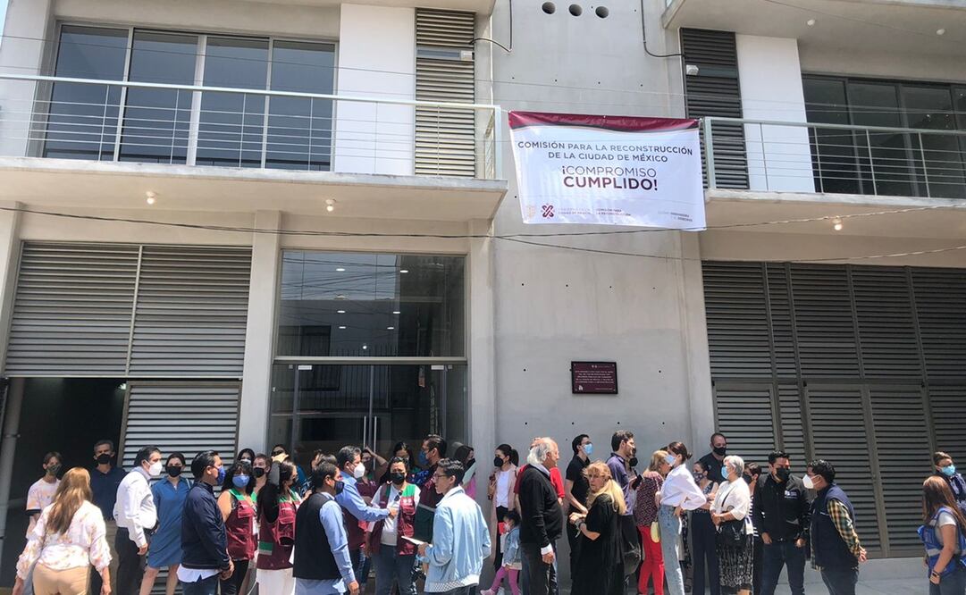 La entrega fue realizada por la comisionada para la Reconstrucción y el secretario de Gobierno, Martí Batrés Guadarrama. Foto: Kevin Ruiz / EL UNIVERSAL 