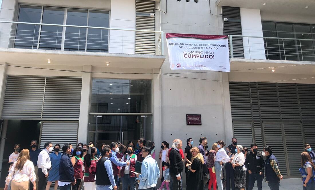 La entrega fue realizada por la comisionada para la Reconstrucción y el secretario de Gobierno, Martí Batrés Guadarrama. Foto: Kevin Ruiz / EL UNIVERSAL