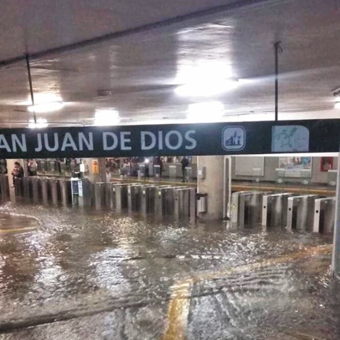 Las líneas 1 y 2 del Tren ligero suspendieron el servicio por la gran cantidad de agua que se metió a algunas estaciones. TOMADA DE TWITTER