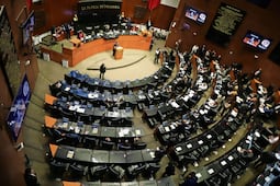 Senadores de oposición la exhortan a pedir licencia al cargo