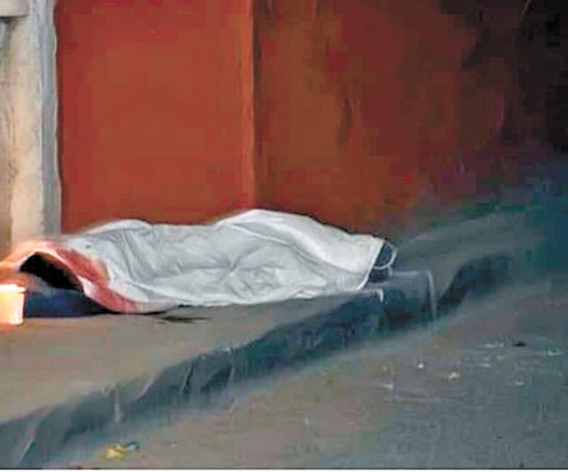 El cuerpo de una de las víctimas quedó tendido sobre una banqueta, y los de dos más en el interior de un inmueble. Foto/ESPECIAL