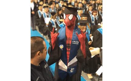 "El Abogado Araña"; se disfrazó de superhéroe para graduarse