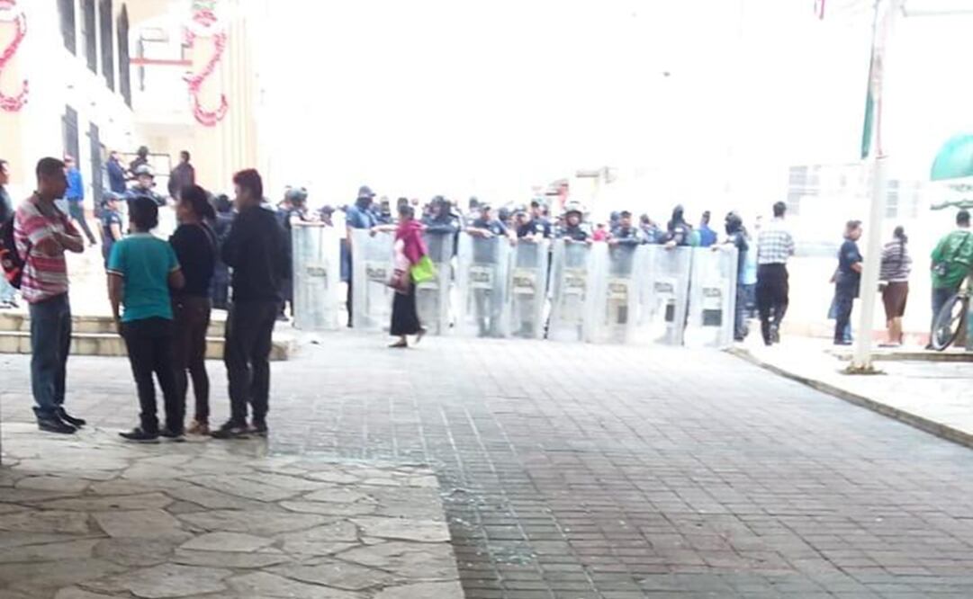 Elementos de la Policía Municipal y Estatal arribaron al lugar para establecer un cerco alrededor de la alcaldía. Foto: Especial