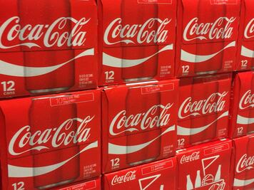 Pandemia de coronavirus hizo caer ventas de Coca-Cola fuera de hogares