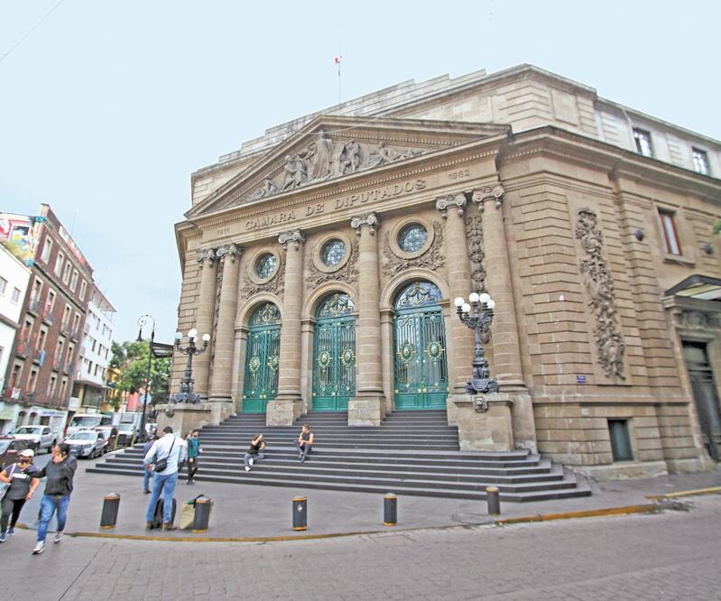 El presidente de la Comisión de Desarrollo e Infraestructura del Congreso, Fernando Abotiz, presentó los dictámenes al pleno. Foto: ARCHIVO EL UNIVERSAL