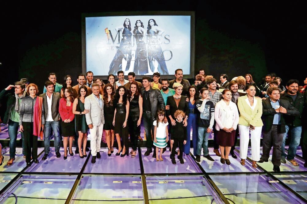 El elenco de la producción se presentó este miércoles en las instalaciones de Televisa San Ángel (FERNANDO RAMIREZ. EL UNIVERSAL)
