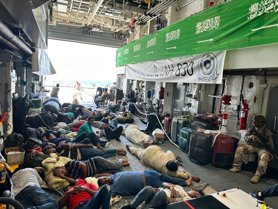“La gente que está siendo evacuada por  Port Sudán a Yeda, Arabia Saudita, son sudaneses-estadounidenses, británicos, australianos, suecos. La gente que tiene sólo un pasaporte  no tiene opciones”, indica el periodista Larry Madowo. Foto: CNN/Larry Madowo