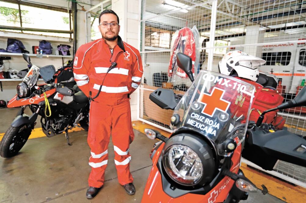 Diego ahora es el director de motocicletas de la Cruz Roja Mexicana; dice que todavía tiene recuerdos muy vívidos de las labores que realizó ese 19 de septiembre de 2017 entre los escombros del edificio en Álvaro Obregón 286. Foto/BERENICE FREGOSO