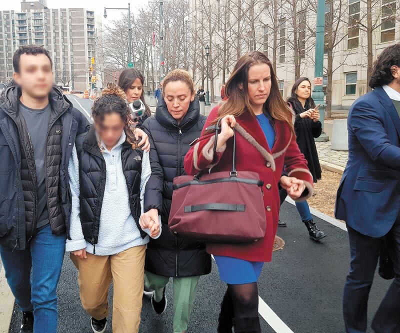 La esposa de Genaro García Luna (segunda de der. a izq.), al salir de la Corte del Distrito Este en Brooklyn, Nueva York. Foto: EFE