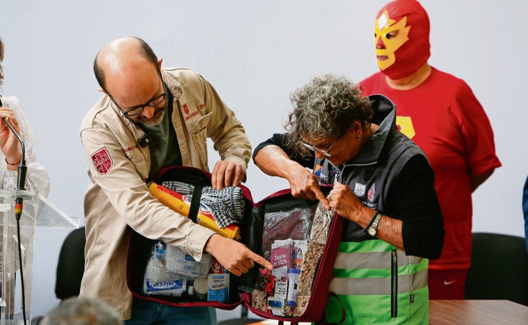 Los secretarios de Vivienda y Protección Civil mostraron el contenido de la mochila de vida. Foto: Darío Luna / EL UNIVERSAL