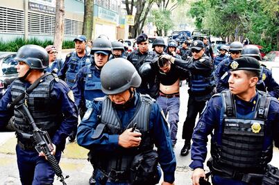 Detienen a dirigente de la Asamblea de Barrios