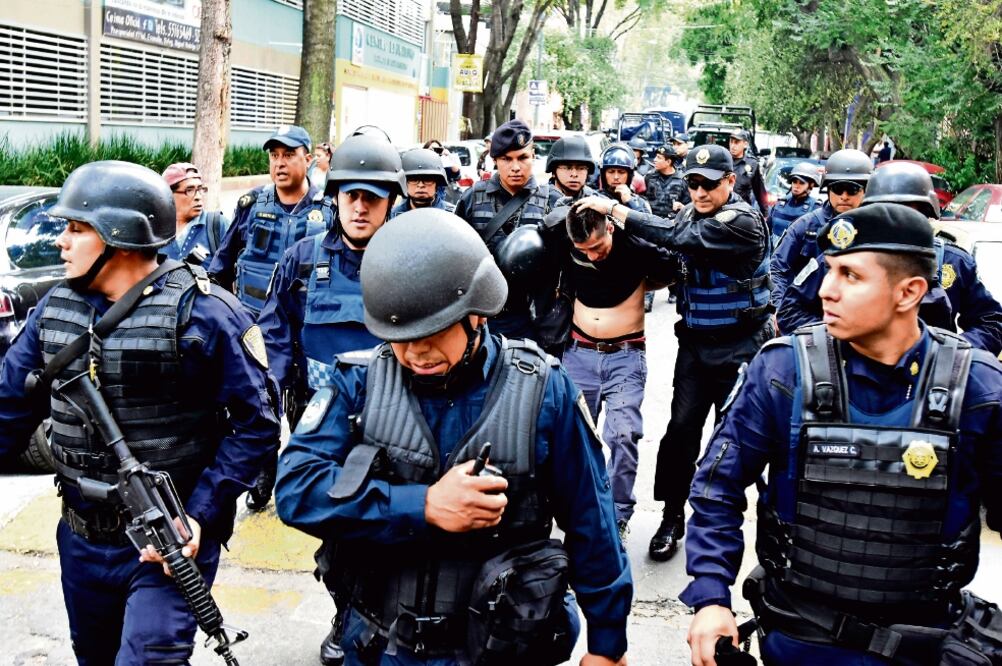 Elementos antimotines desalojaron a cinco familias en la calle Prosperidad 71 en la colonia Escandón. Los uniformados detuvieron al líder de la Asamblea de Barrios Poniente, Héctor Mauricio González González, y dos de sus acompañantes (ARMANDO MONROY. CU)
