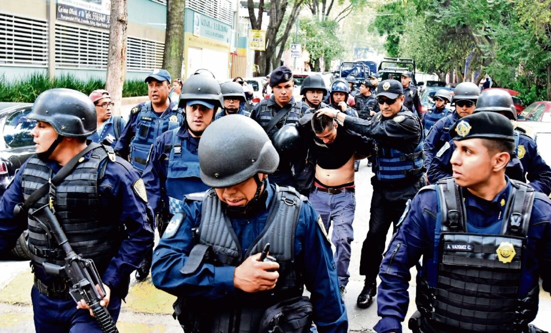 Elementos antimotines desalojaron a cinco familias en la calle Prosperidad 71 en la colonia Escandón. Los uniformados detuvieron al líder de la Asamblea de Barrios Poniente, Héctor Mauricio González González, y dos de sus acompañantes (ARMANDO MONROY. CU)