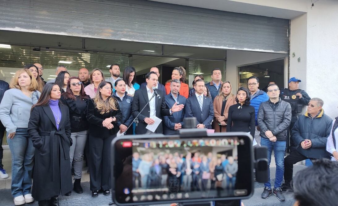 Integrantes del PAN CDMX protestaron afuera de la Fiscalía local por accidente en la Línea 3 FOTO: Especial