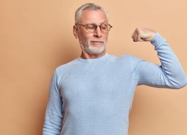 El ejercicio que ayuda a quemar grasa y fortalece todo el cuerpo después de los 50