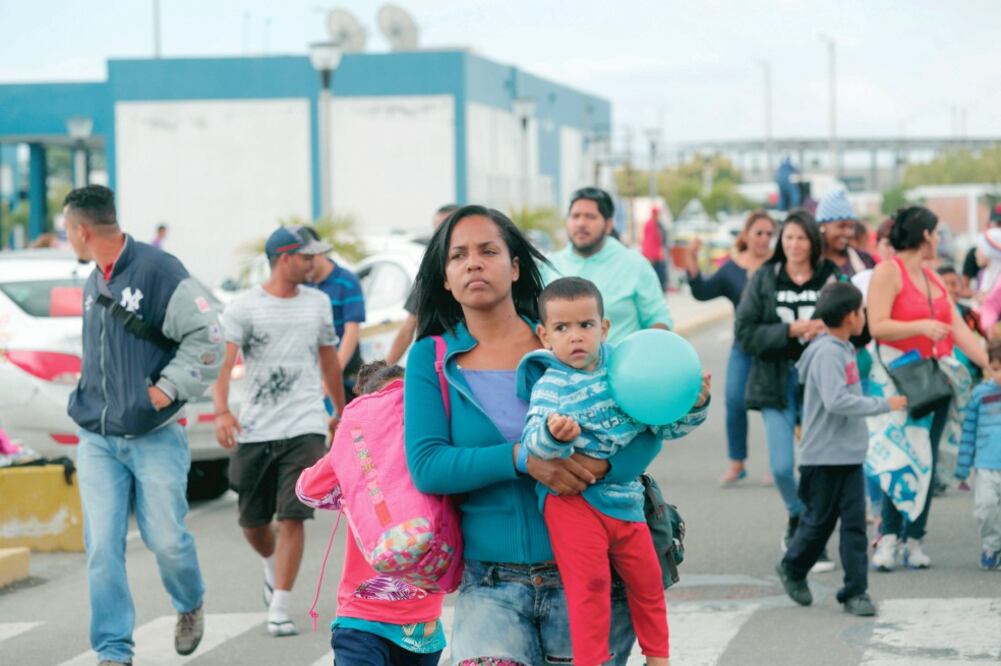 En un intento de detener el flujo de personas, las autoridades de ambos países impusieron el 24 de agosto el requisito del pasaporte, documento que es difícil de conseguir para los venezolanos (ERNESTO ARIAS. EFE)