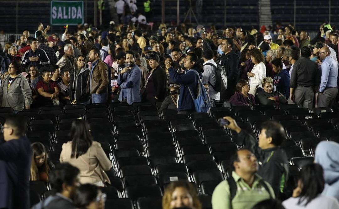 Simpatizantes de Claudia Sheinbaum abandon Estadio Azul tras larga espera de la candidata, Claudia Sheinbaum. Foto: Berenice Fregoso/EL UNIVERSAL