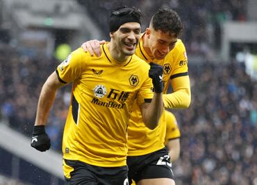 Raúl Jiménez marca golazo ante el Tottenham