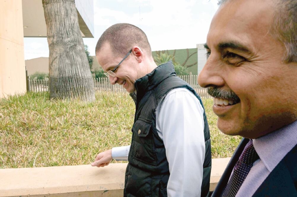 El abanderado del PAN, PRD y MC, Ricardo Anaya, camina junto al austronauta mexicano José Hernández Moreno, durante una reunión sobre migrantes. (GUILLERMO ARIAS. AFP)