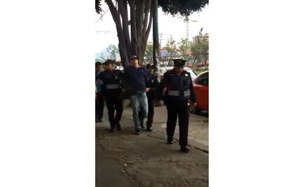 Vecinos retienen a asaltante después de que le robó a una mujer en Iztapalapa