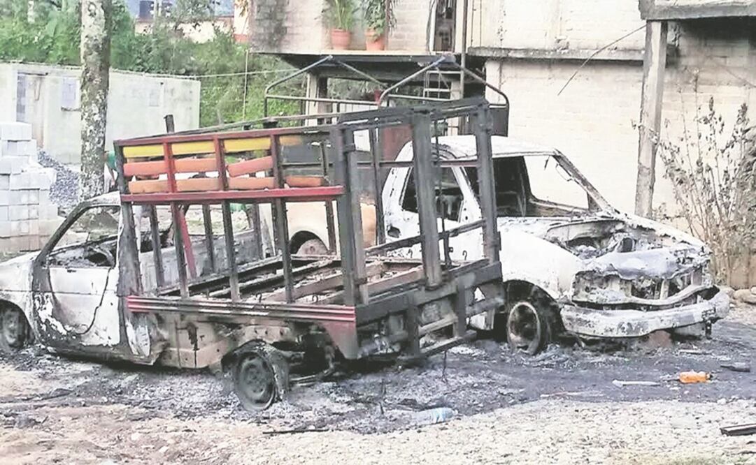 En los desmanes del 14 de diciembre de 2014 en Eloxochitlán de Flores Magón, se registró al menos una docena de vehículos calcinados, además de muertos. Foto: ESPECIAL