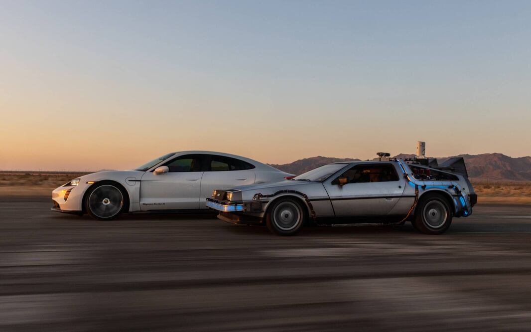 Porsche celebra el día de Volver al Futuro juntando al DeLorean con el Taycan