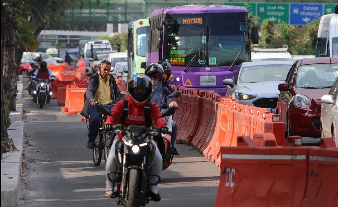 Motociclistas compiten con ciclistas que utilizan el tramo delimitado como prueba piloto de la ciclovía en Tlalpan; mientras, transeúntes brincan y esquivan materiales de construcción, el 21 de agosto de 2025. Foto: Darío Luna/EL UNIVERSAL