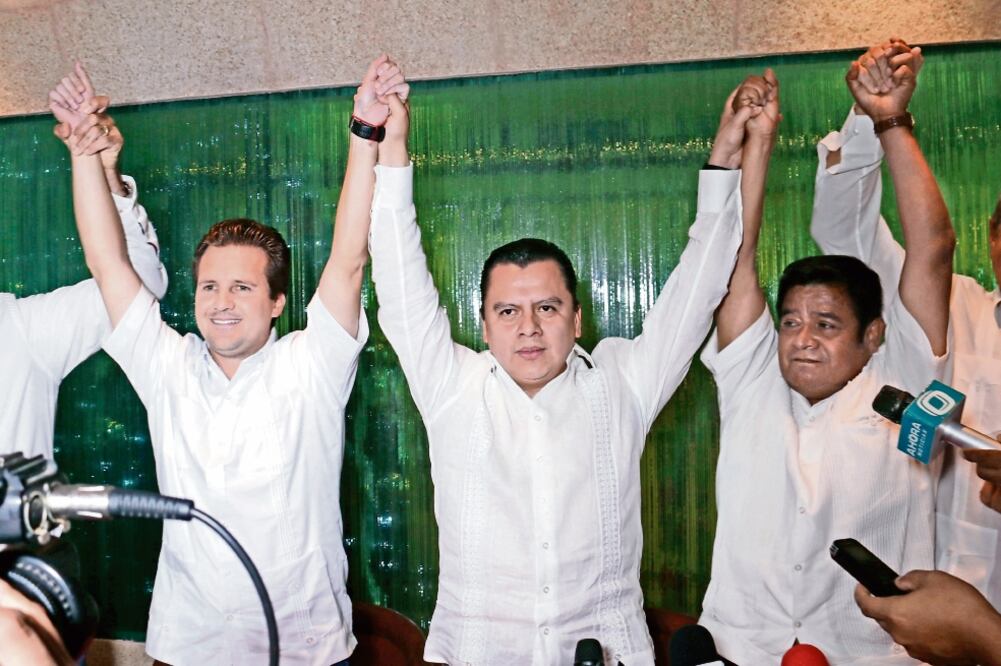 El líder nacional del sol azteca, Manuel Granados, le presentó a los seis aspirantes perredistas los resultados del sondeo de preferencias electorales realizado por la empresa SIMO los días 16, 17 y 18 de diciembre. (LUMA LÓPEZ. EL UNIVERSAL)