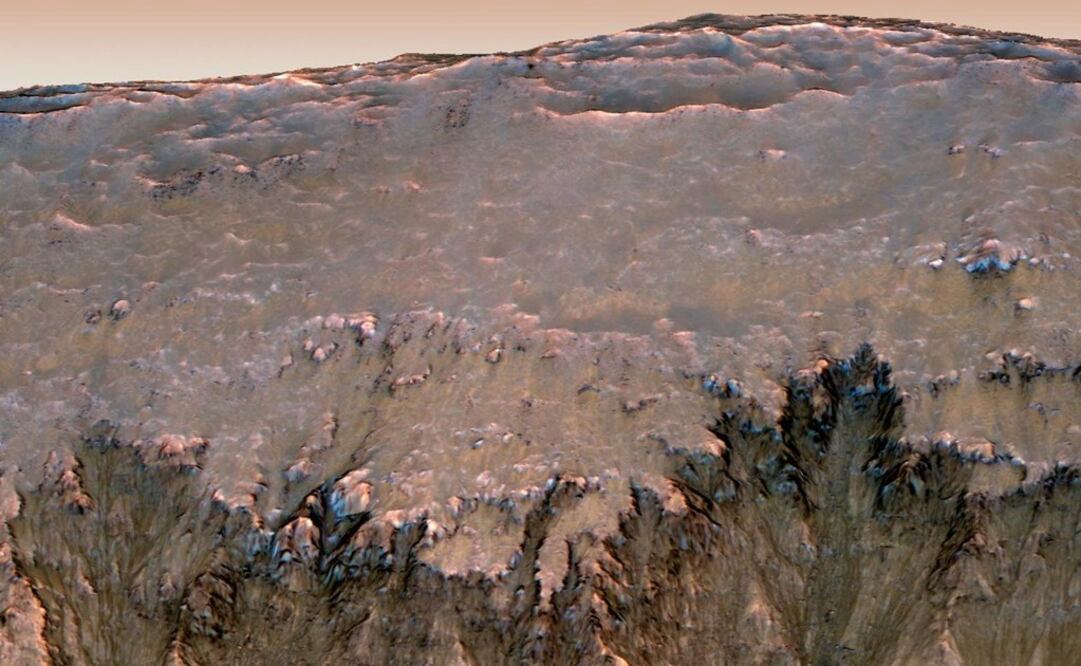Posibles rastros de agua líquida en Marte fotografiadas por la sonda 'MRO'. Foto: NASA